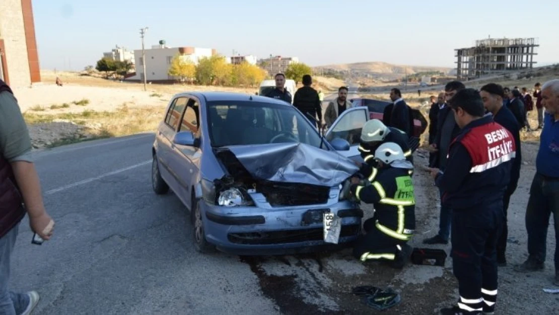 Otomobiller kafa kafaya çarpıştı