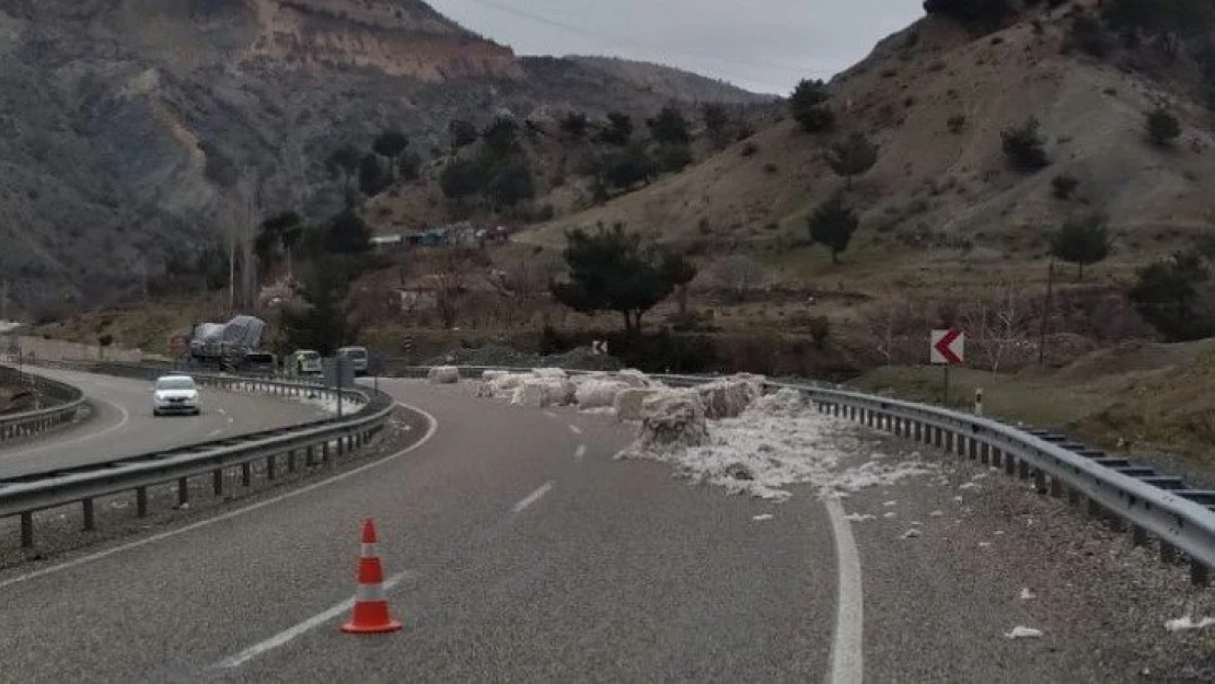 Pamuk balyaları yola savruldu