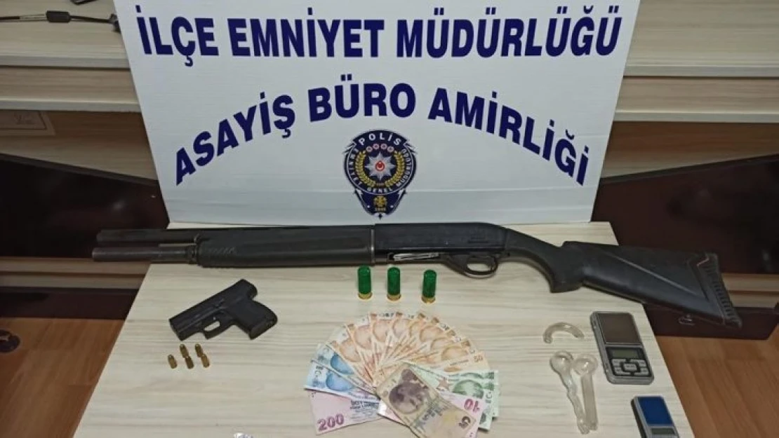 Polis aracına çarpınca yakayı ele verdiler