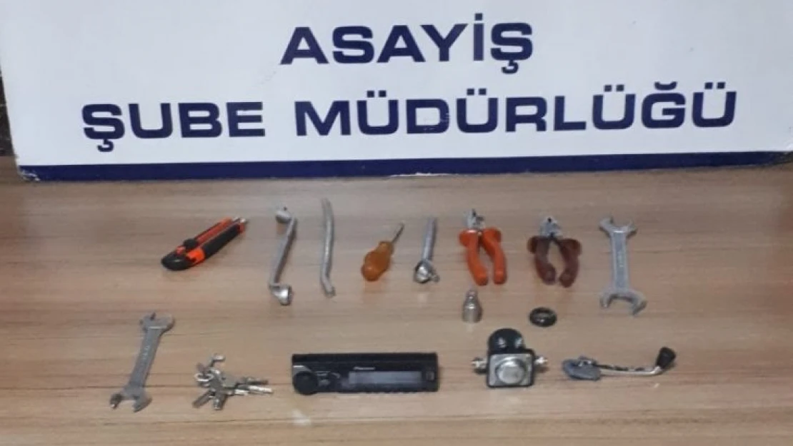 Polis, oto hırsızını suç üstü yakaladı