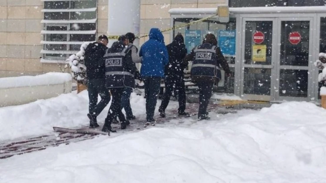 Polisi karşılarında görünce ellerindeki televizyonu bırakıp kaçmaya çalıştılar