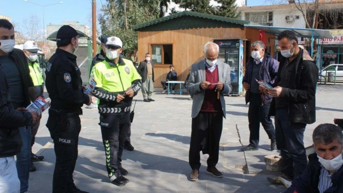 Polislerden broşürlü korona virüs uyarısı