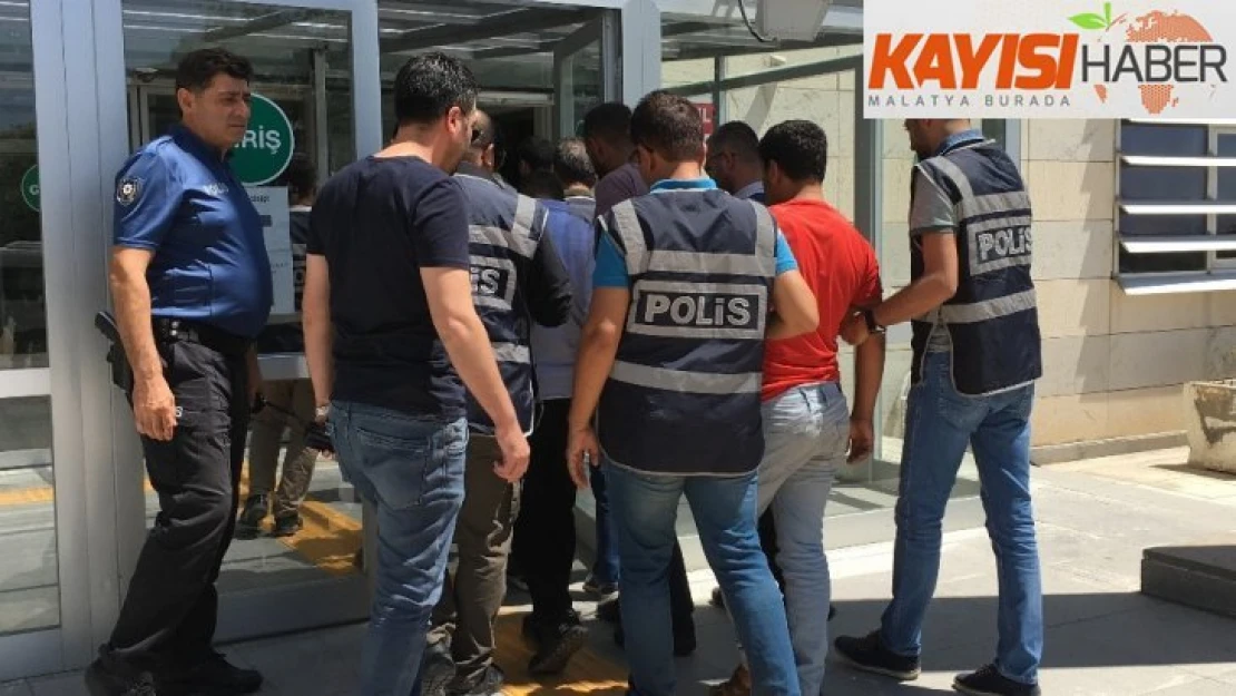 Sahte polisler, 100 bin TL'lik  ziynet eşyası dolandırdı, gerçek polise yakalandı