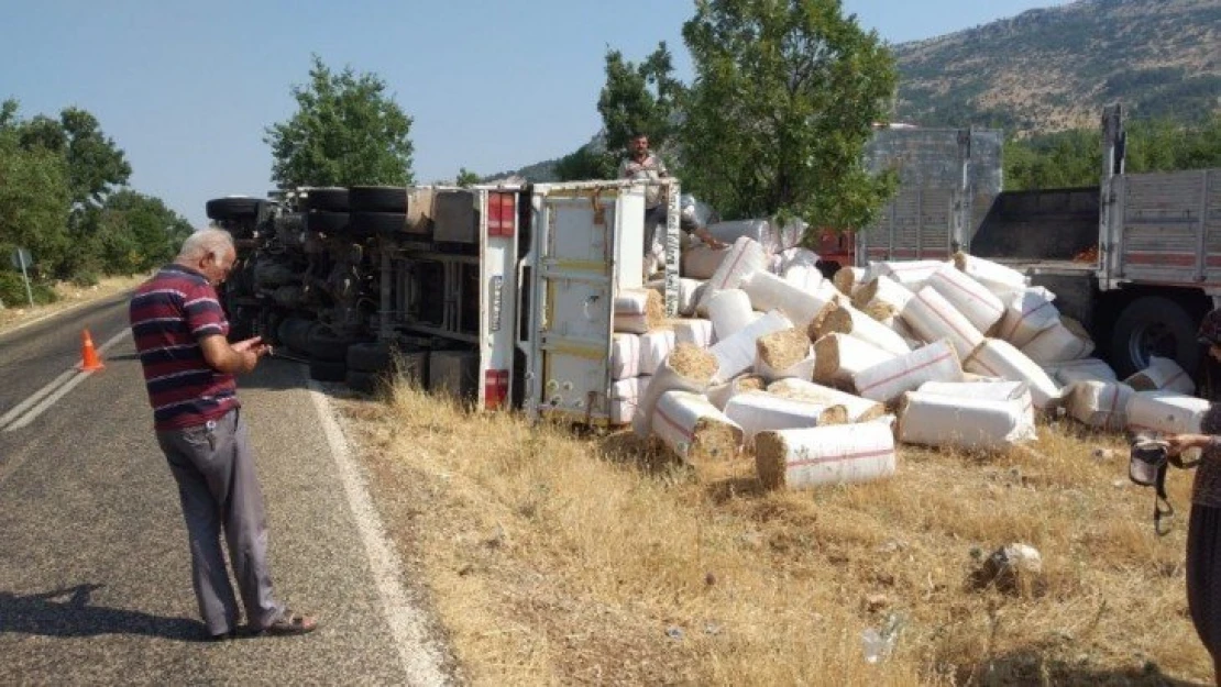 Saman yüklü kamyon devrildi