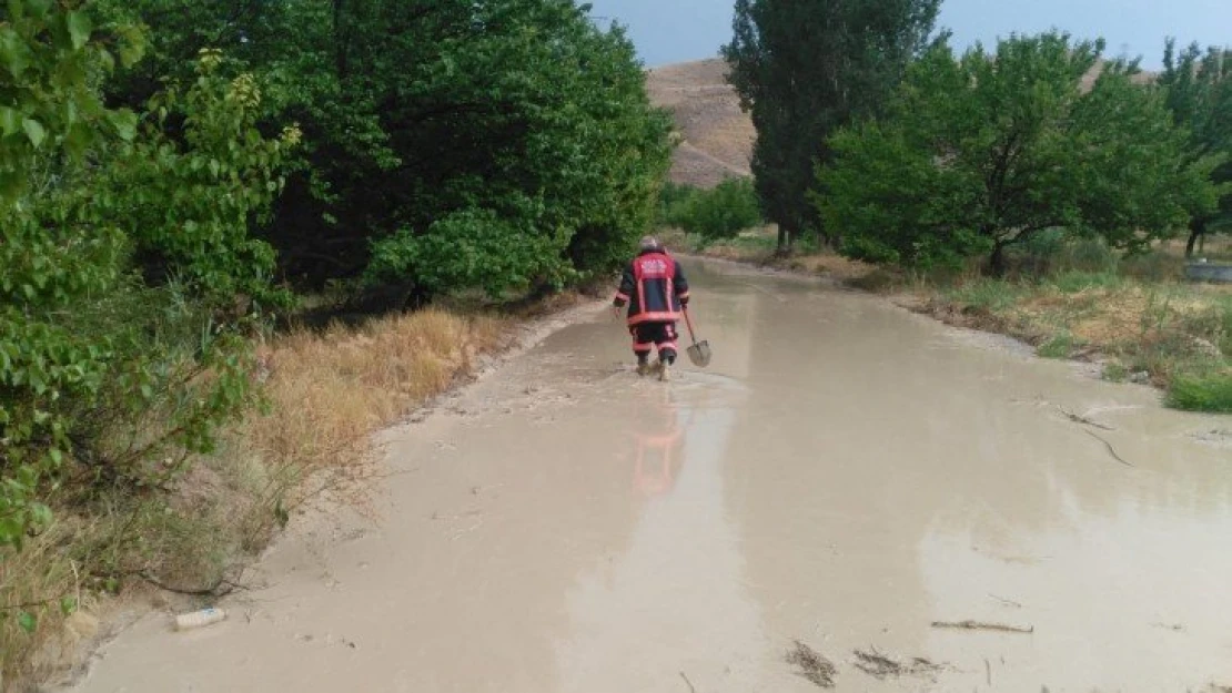 Sel yolu araç trafiğine kapattı