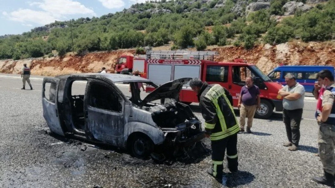 Seyir halindeki araç yanarak küle döndü