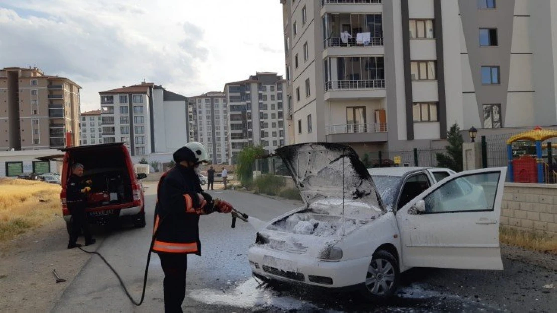 Seyir halindeki otomobil alev aldı