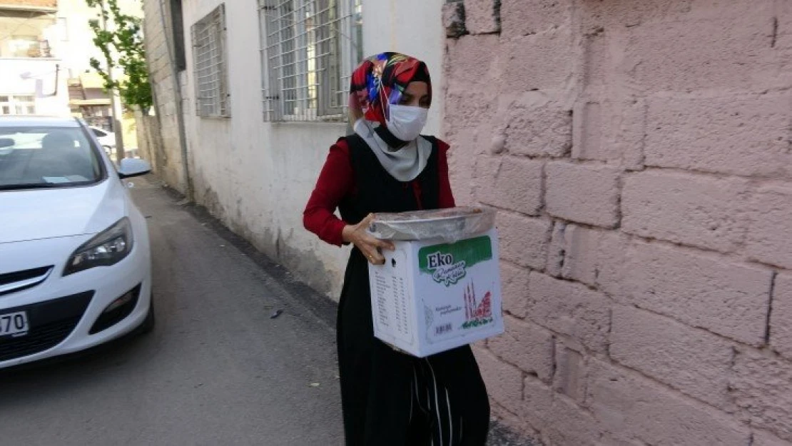 Sıcak sıcak hazırlanan iftar yemekleri tek tek evlere bırakılıyor