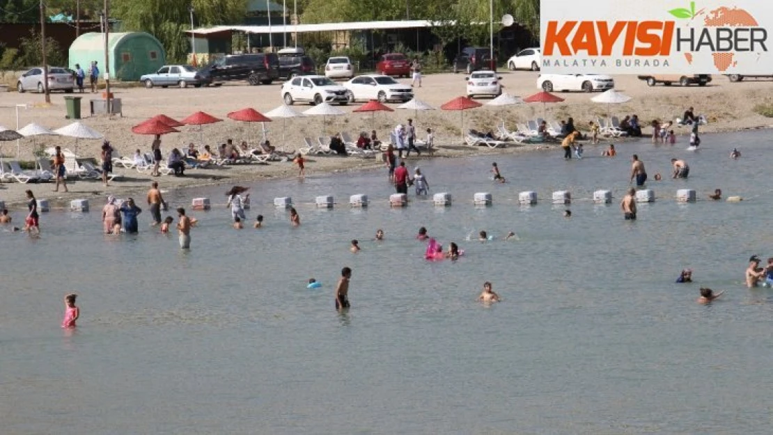 Sıcaktan bunalanlar Hazar Gölü'nde serinliyor