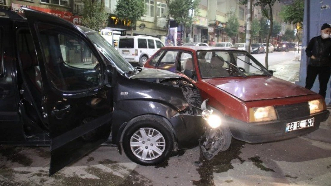 Sokağa çıkma kısıtlaması başladığı saatlerde kaza: 2 yaralı