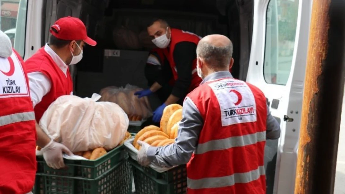 Sokağa çıkmayan vatandaşa ücretsiz ekmek dağıtımı