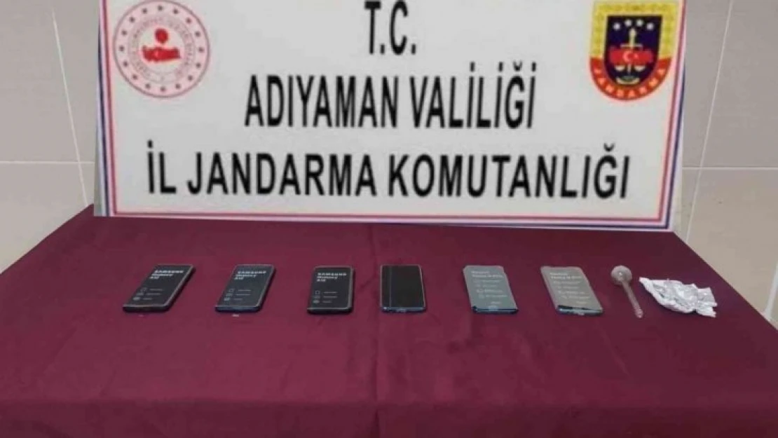 Şüpheli araçta kaçak cep telefonları ele geçirildi