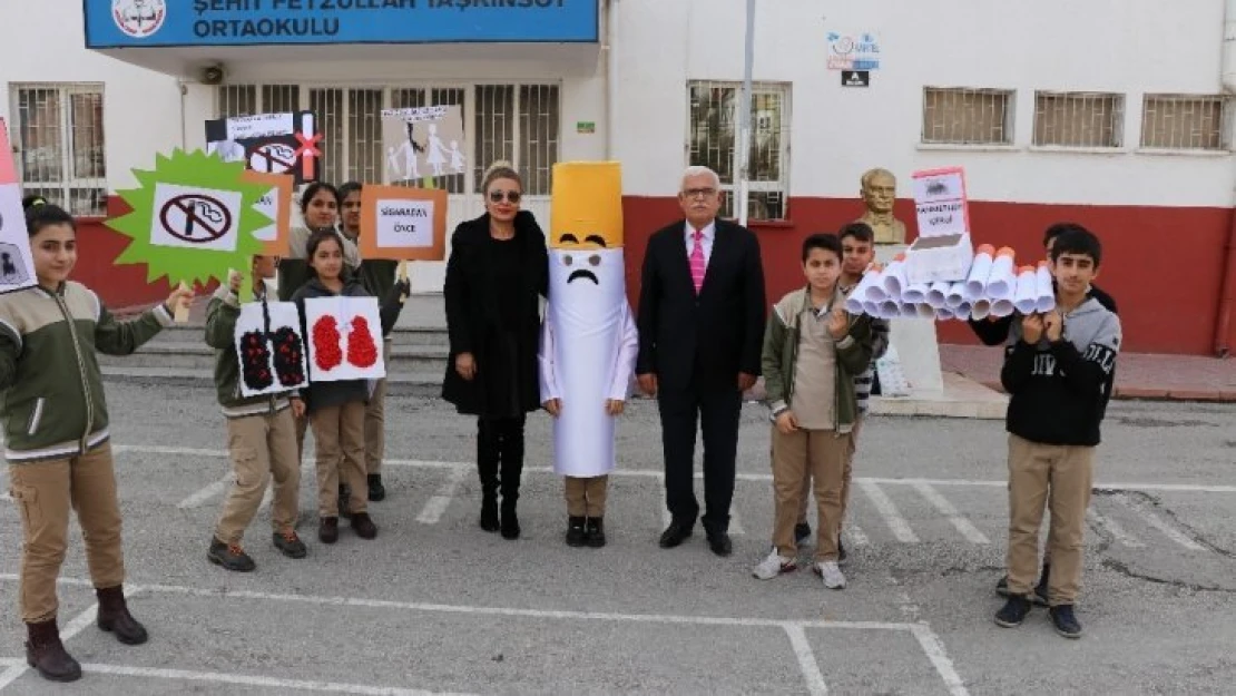 Tabutla sigaranın zararlarına dikkat çektiler