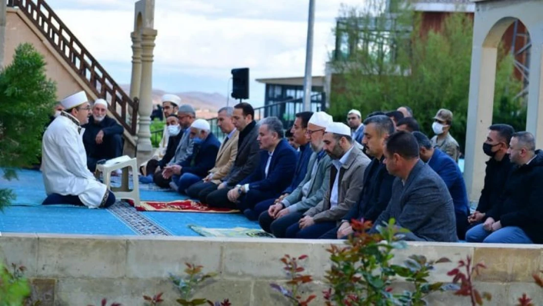 Tarihi namazgah alanı bayram namazında doldu taştı