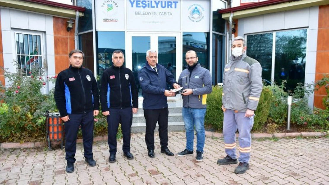 Temizlik görevlisi, yerde bulduğu cüzdanı sahibine teslim etti