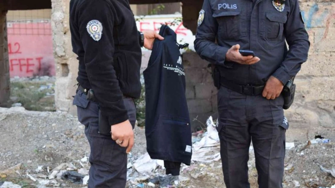 Ters kelepçeli adliyeye götürülürken polisin elinden kaçtı