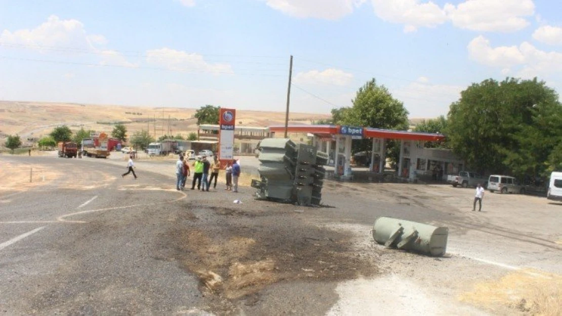 Tır'dan düşen trafo karayolunu savaş alanına çevirdi: 2 yaralı