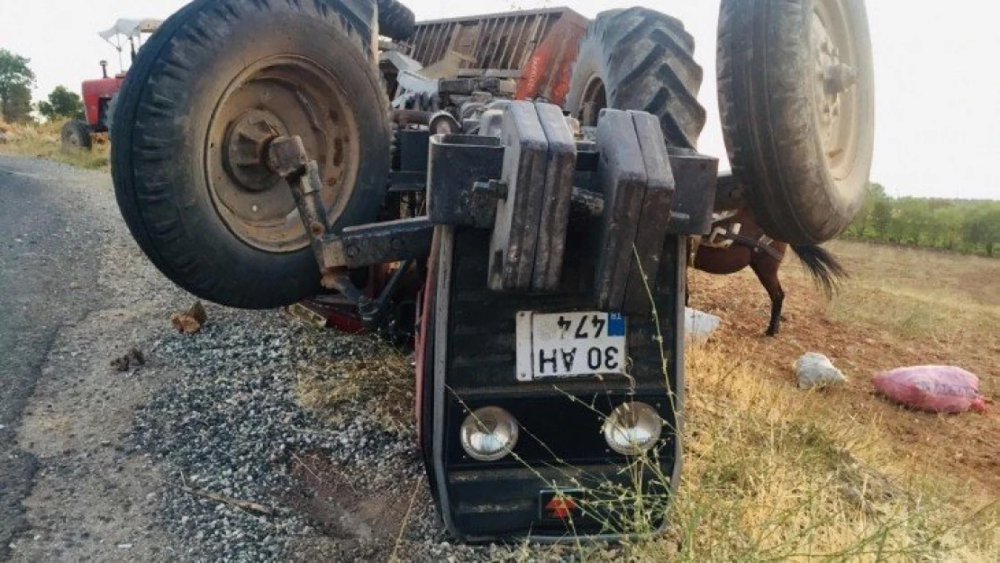 Traktörün altında kalan baba oğul ağır yaralandı