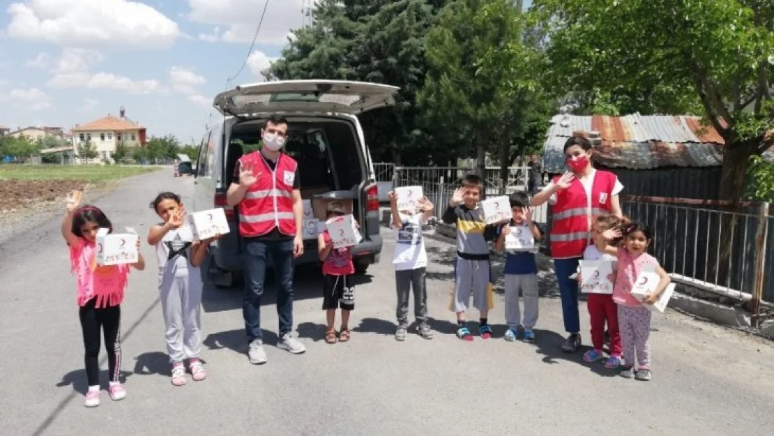 Türk Kızılayı Arguvan'da maske dağıttı