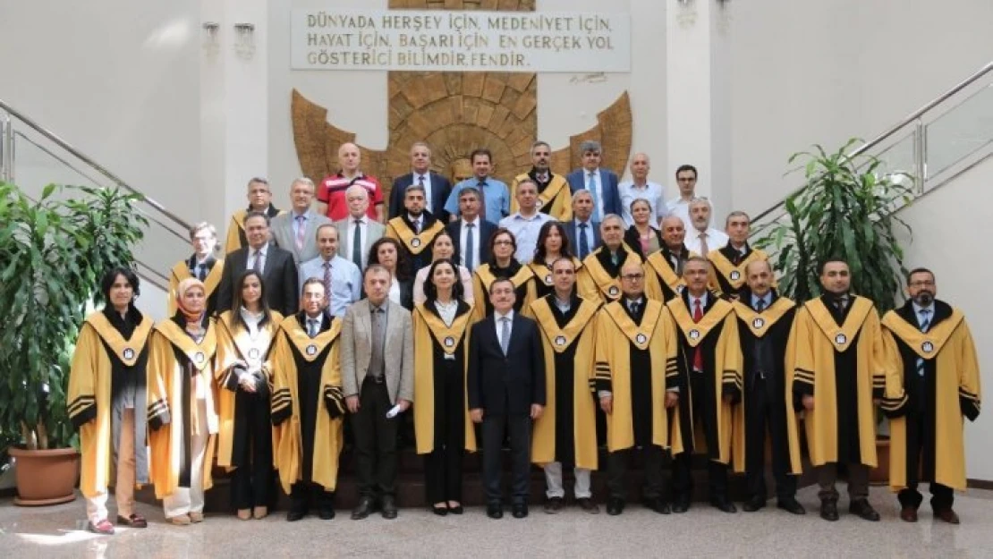 Unvanda yükselen öğretim üyelerine cübbeleri giydirildi