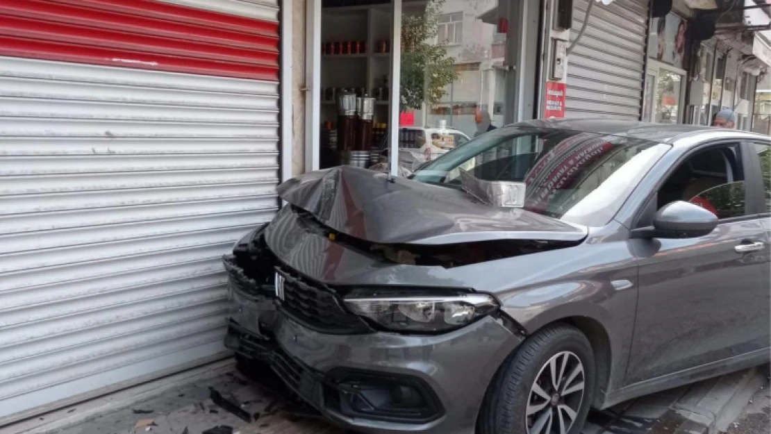 Üzerine elektrik direği düşen kadın ağır yaralandı