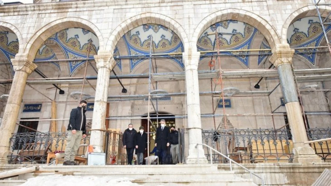 Yeni Camii'de Tadilat devam Ediyor