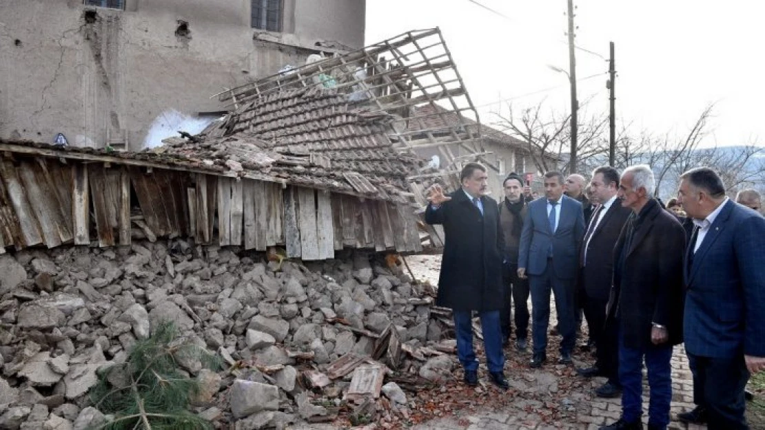 Vali Baruş ve Başkan Gürkan depremde hasar gören yerleri gezdiler