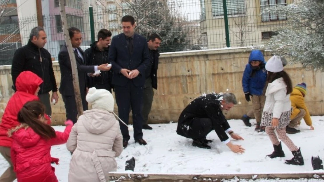 Vali, karne alan öğrencilerle kartopu oynadı