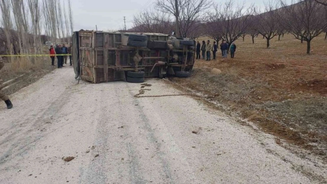 Virajı alamayan kamyon devrildi: 1 ölü, 1 yaralı