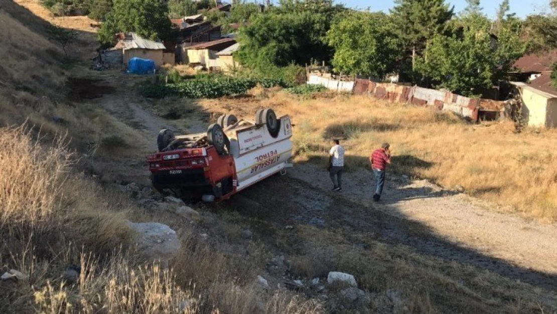 Yakıt tankeri devrildi, facianın eşiğinden dönüldü