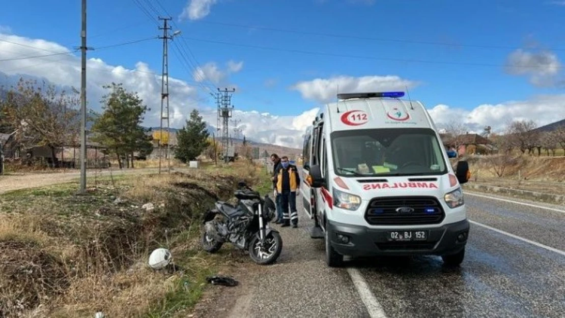 Yan yatan motosiklet sürücüsü yaralandı