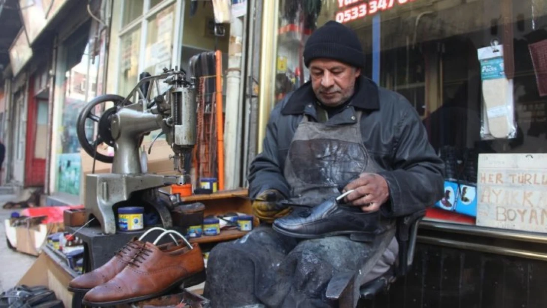 Yarım asırdır ayakkabı tamirciliğini icra ediyor