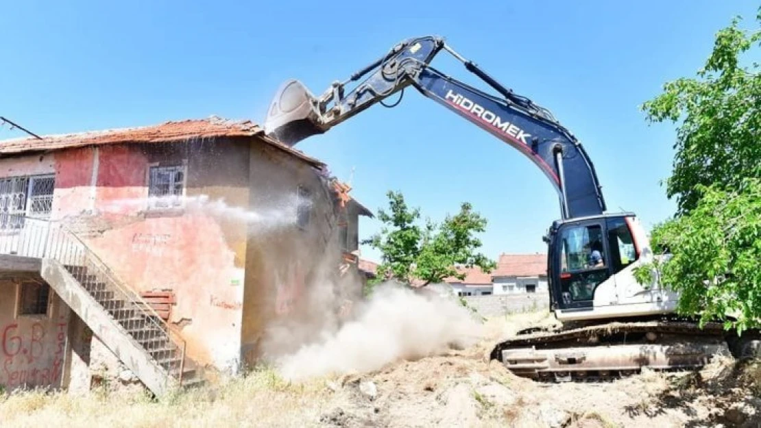 Yeşilyurt Belediyesi metruk evleri yıkıyor