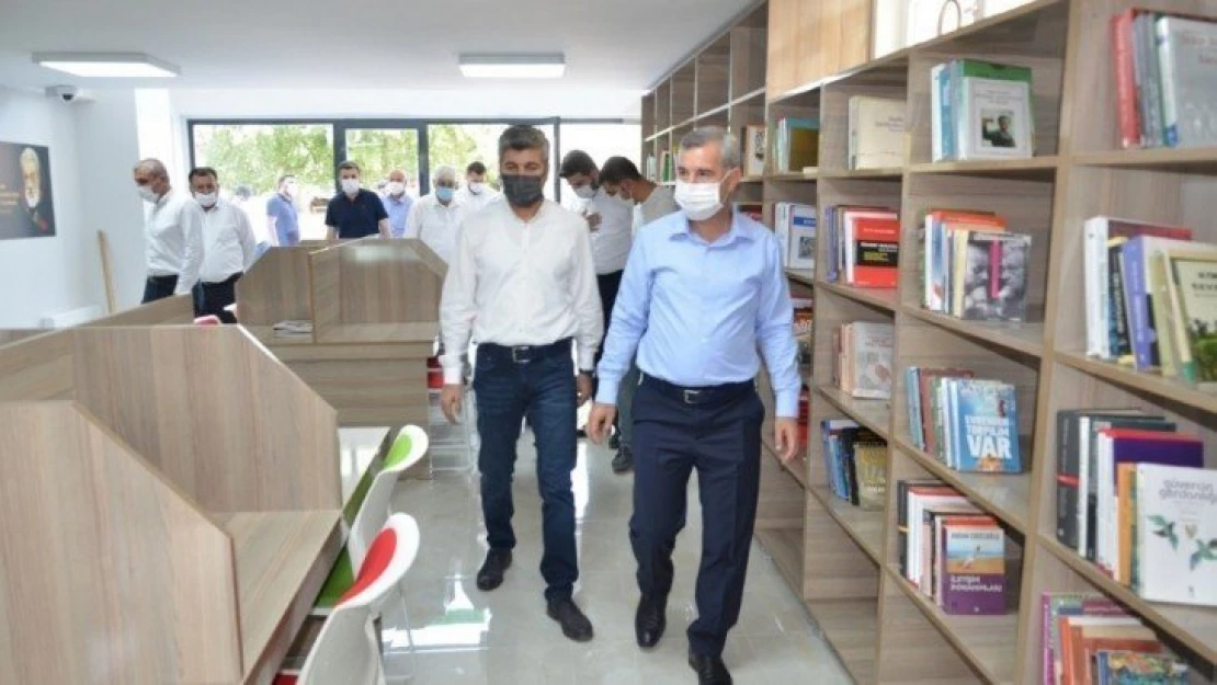 Çavuşoğlu 'na kitap kafe