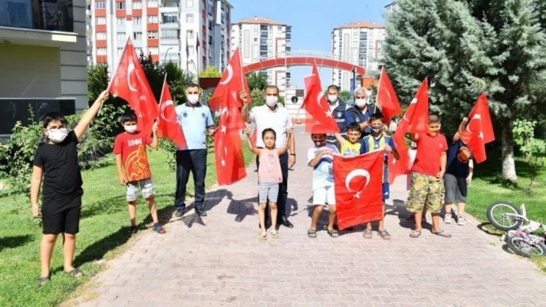 Yeşilyurt Belediyesi'nden vatandaş ve esnafa bayrak