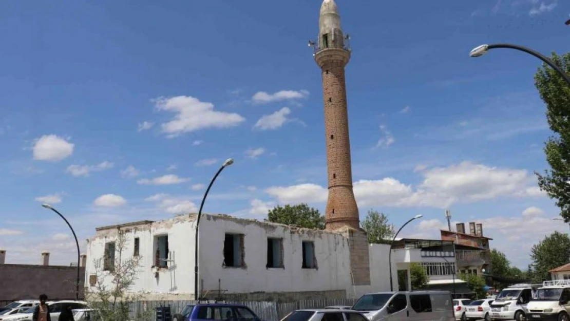 Yıkımı durdurulan caminin akıbeti merak konusu oldu