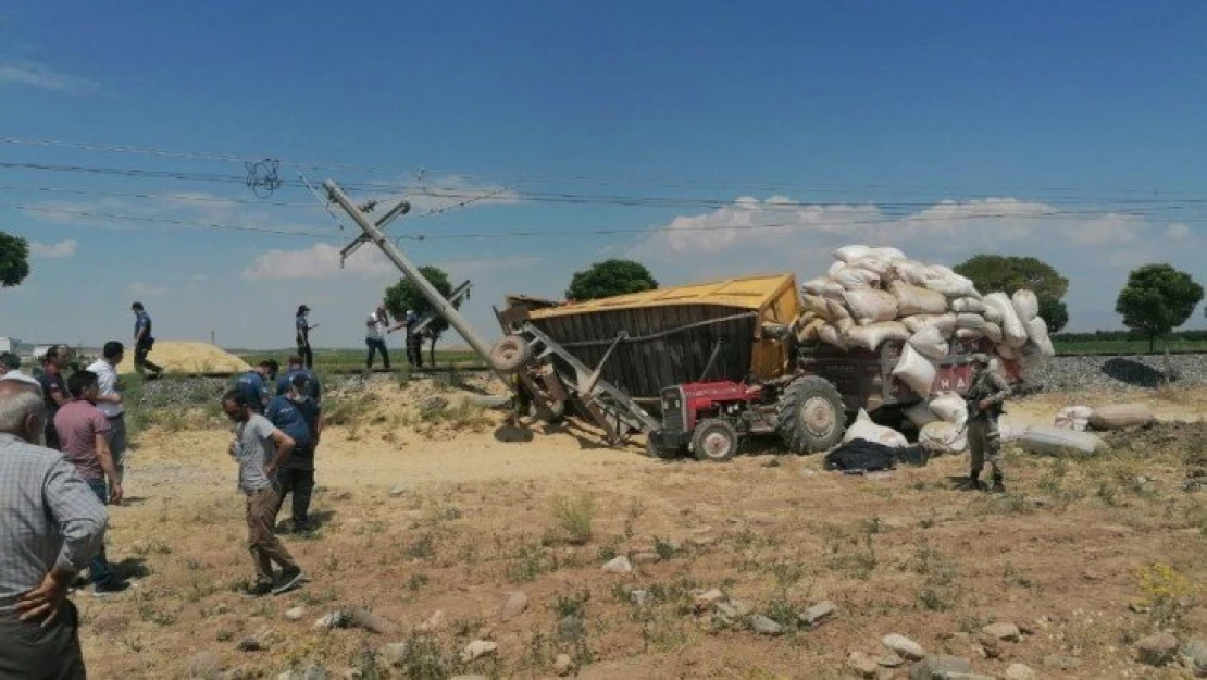 Yük treni traktöre çarptı: 1 ölü, 2 yaralı