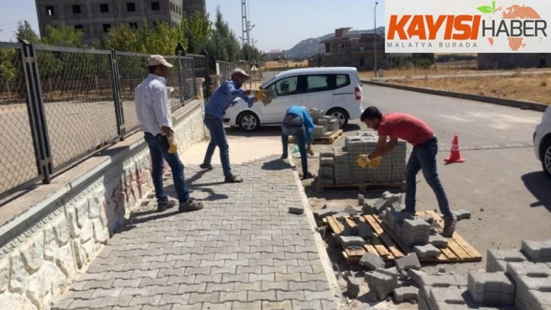 Yunus Emre Mahallesi'nde kaldırım çalışması