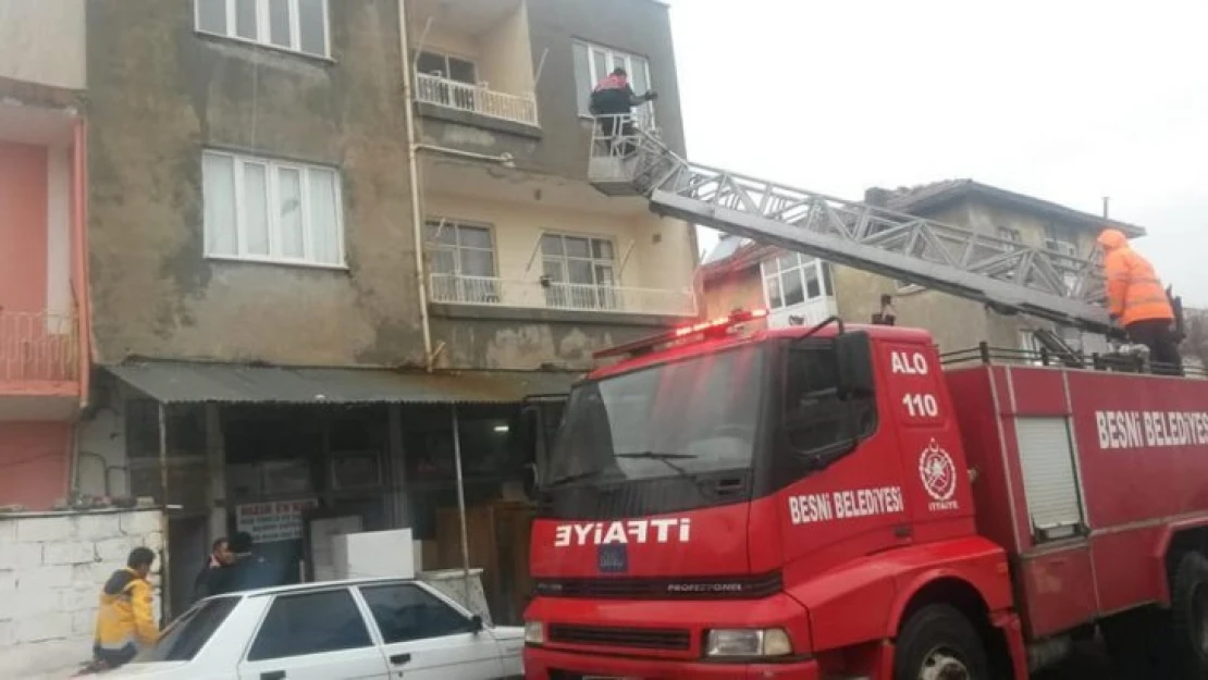 Zehirlenen şahsa itfaiye balkondan ulaştı