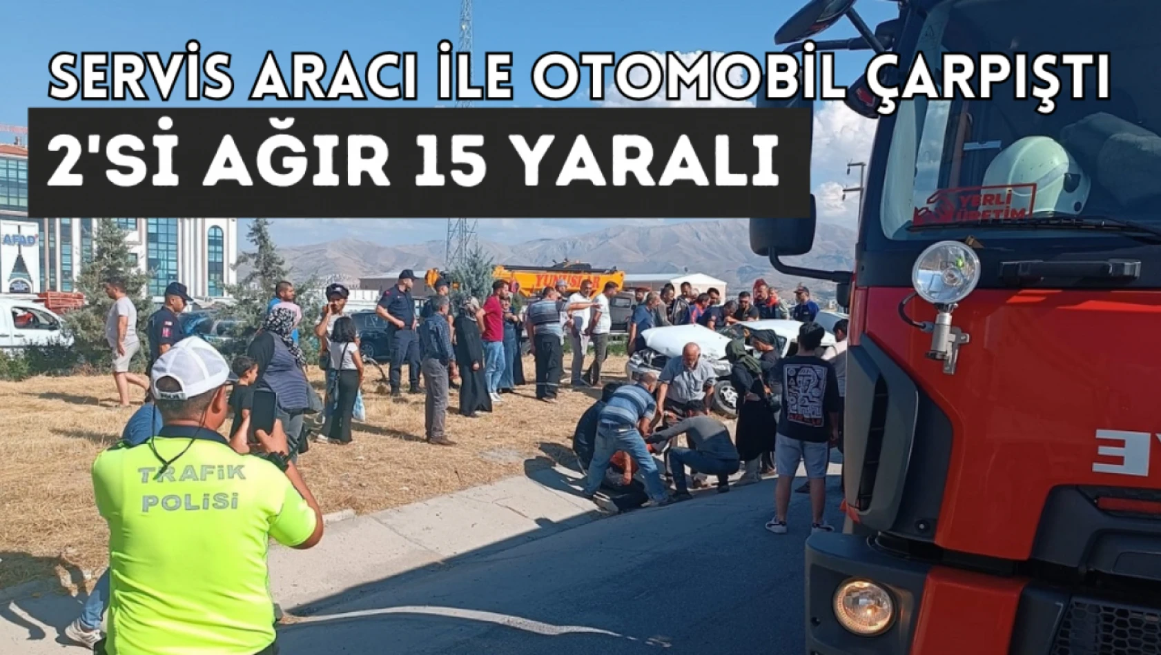 Servis aracı ile otomobil çarpıştı