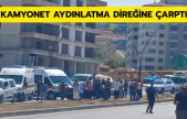 Kamyonet aydınlatma direğine çarptı