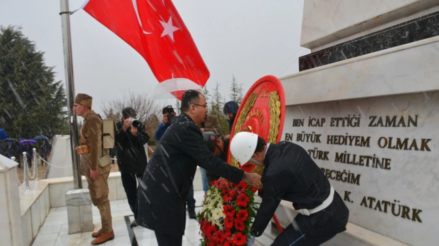 Vali Toprak, Garnizon Şehitliğindeki törene katıldı (Galeri)