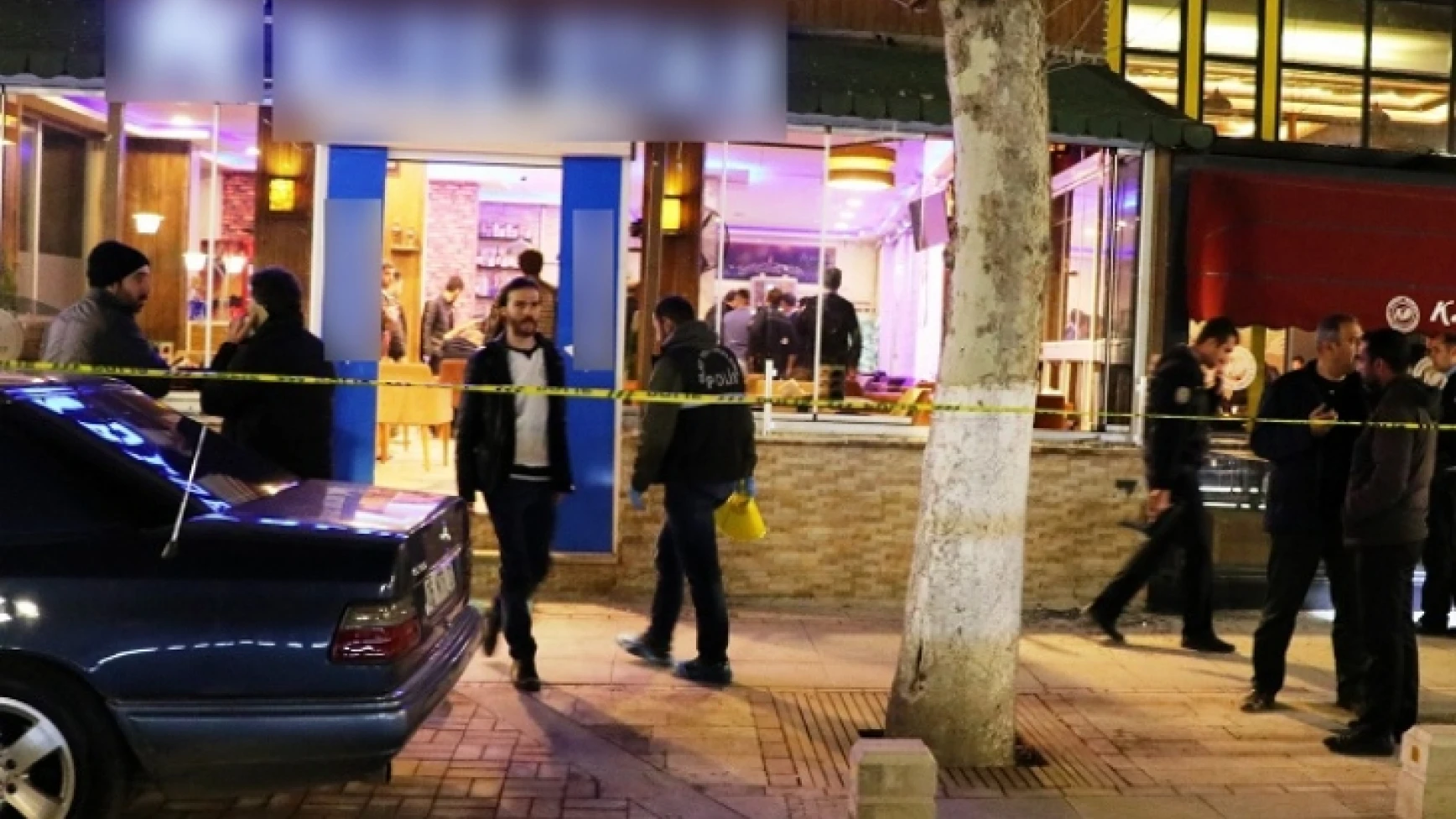 Silahlar çekildi, kafe kana bulandı!