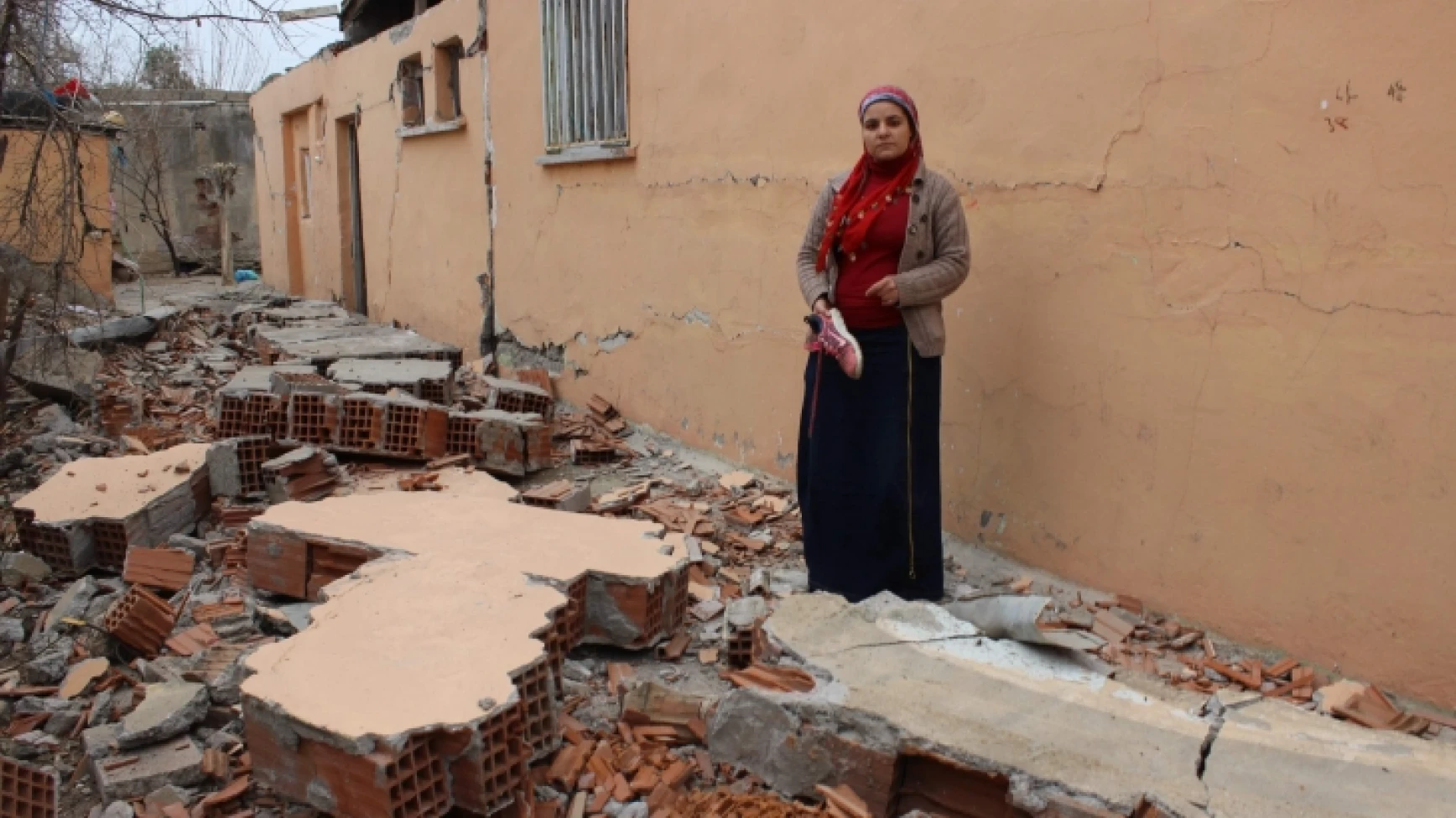 5.5'lik depremde ağır hasar! (Foto Haber)