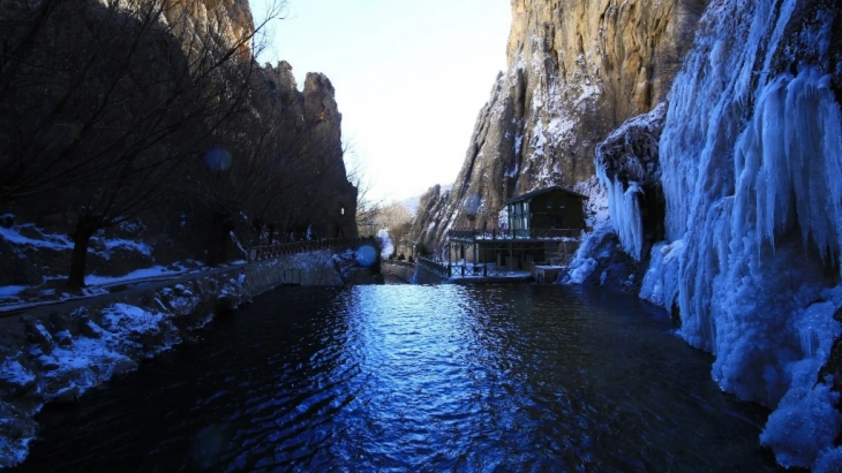 Gürpınar Şelalesi buz tuttu