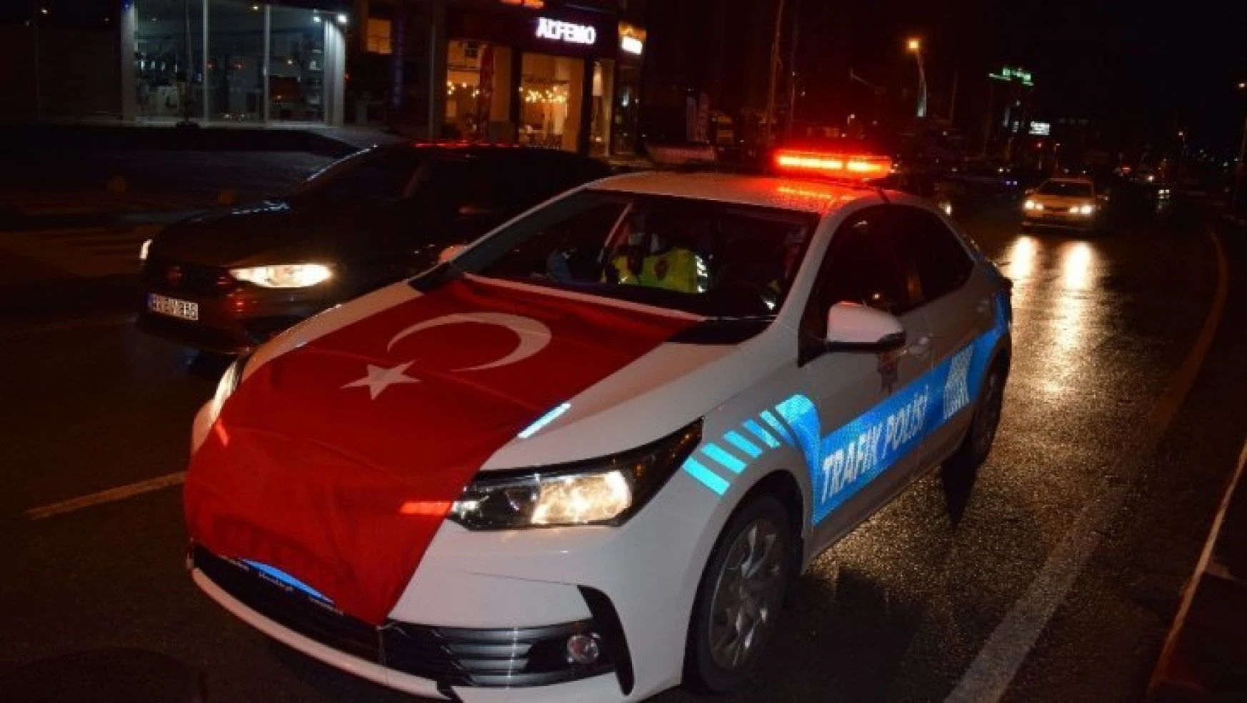 Malatya'da polislere alkışlı kutlama