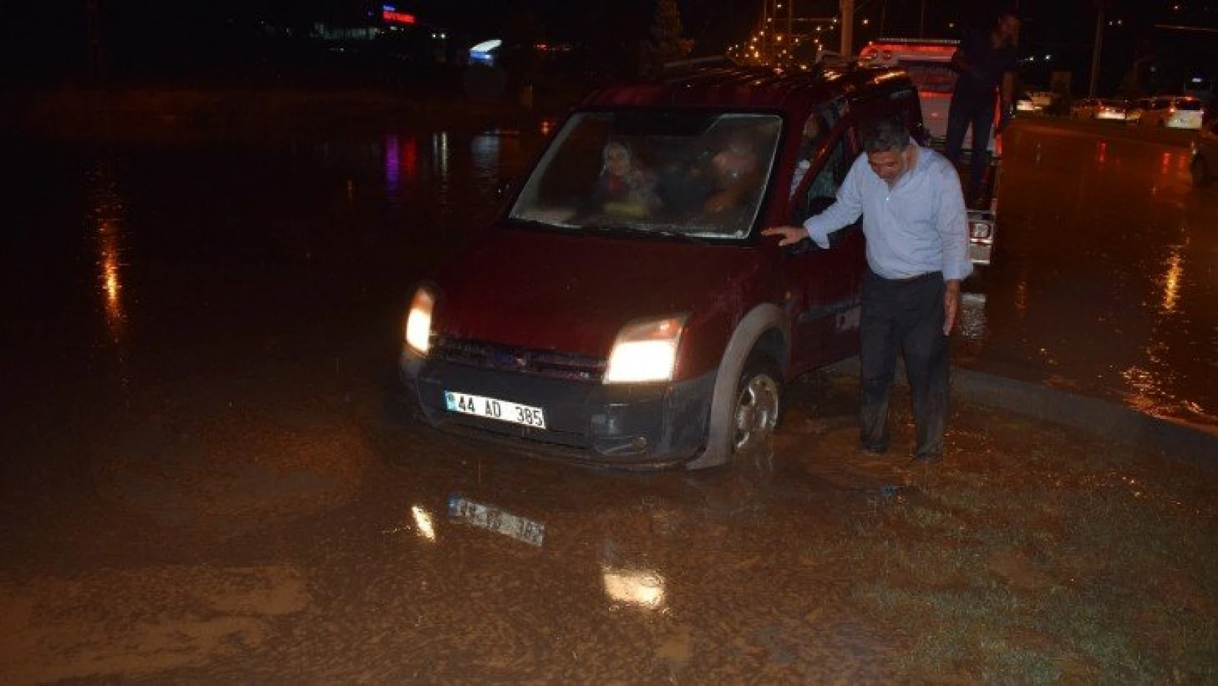 20 dakikalık sağanak yağış Malatya'yı felç etti