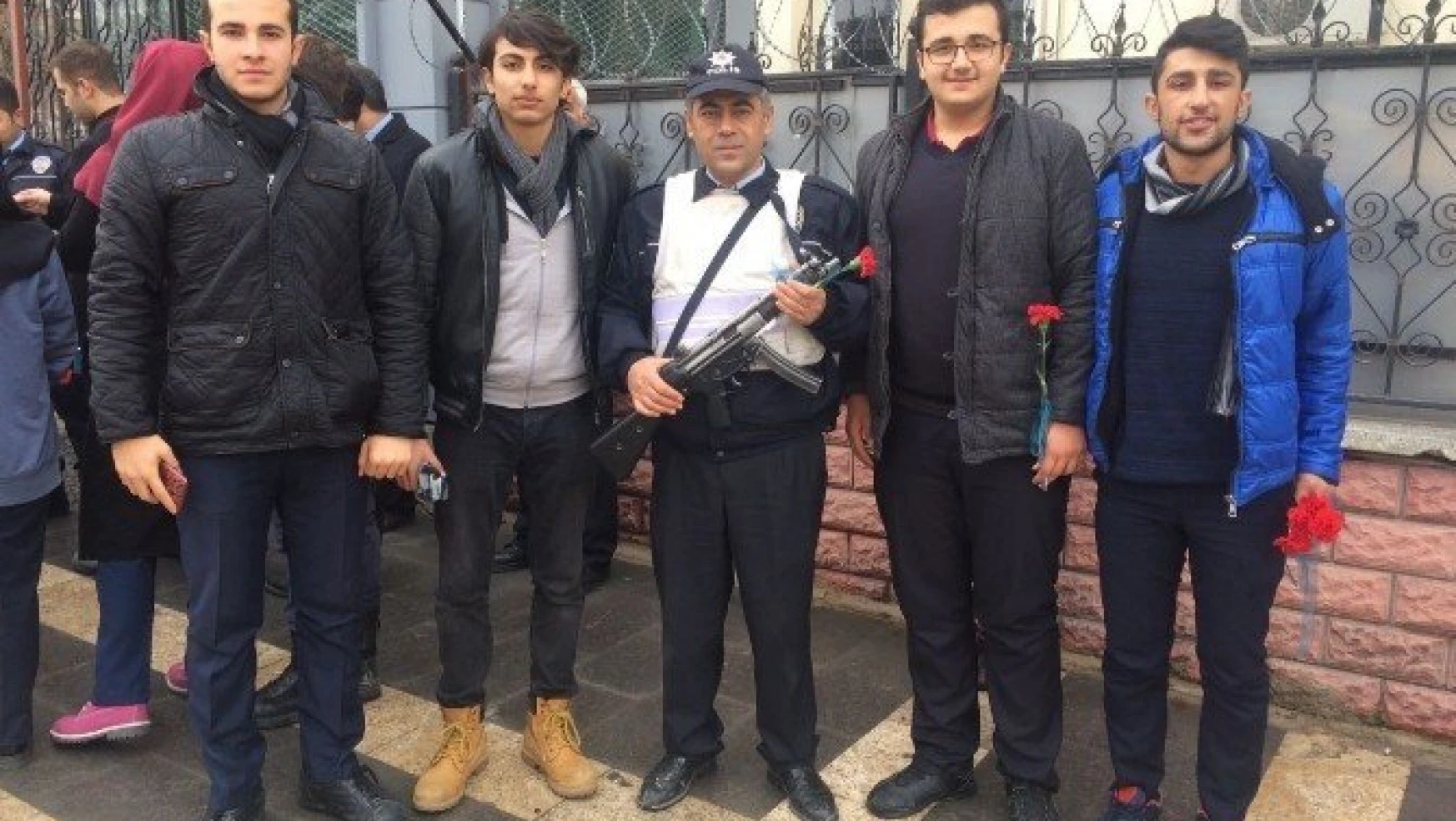Öğrencilerden Polise başsağlığı ziyareti