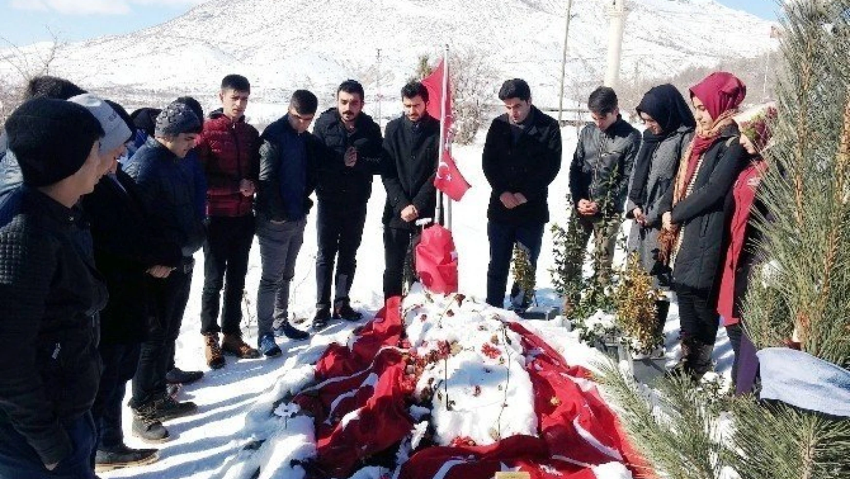 Gençlik Meclisi, Şehit Fethi Sekin'in kabrini ziyaret etti