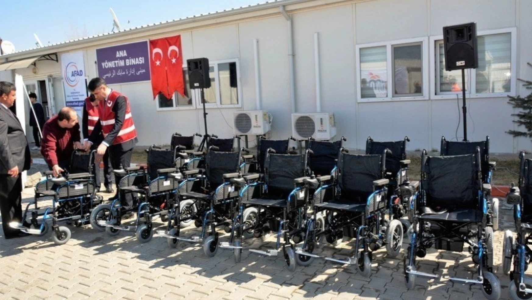 Suriyeli engellilere akülü tekerlekli sandalye verildi